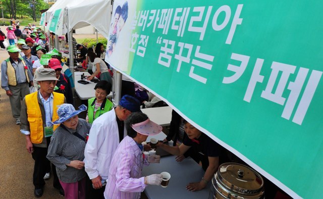 부대 행사장에 문을 연 실버 카페테리아에 길게 늘어선 어르신들이 무료 음료를 받아가고 있다. 장용준기자 jyjun@kyeonggi.com