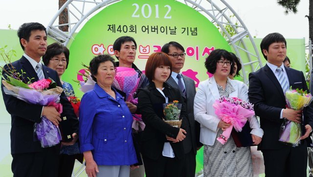 영광의 유공자 표창 수상자들이 기념촬영을 하고 있다. 장용준기자 jyjun@kyeonggi.com