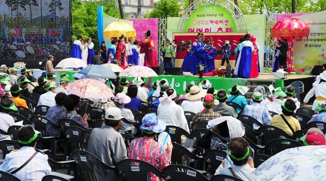 제40회 어버이날인 8일 '2012 아이 러브 카네이션 어버이 축제'가 2만여명의 지역 어르신들이 참가해 인천시 부평구 부평공원에서 열린 가운데 중앙무대에서 금혼식을 겸한 어르신들의 전통 혼례식이 열리고 있다. 장용준기자 jyjun@kyeonggi.com