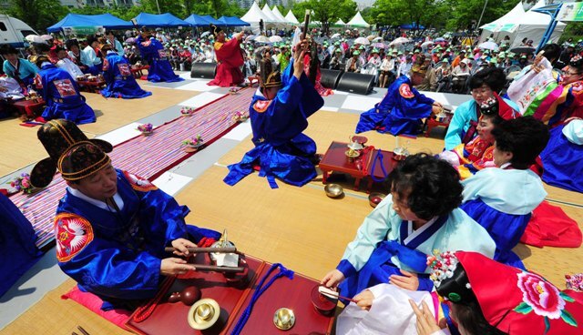 제40회 어버이날인 8일 '2012 아이 러브 카네이션 어버이 축제'가 2만여명의 지역 어르신들이 참가해 인천시 부평구 부평공원에서 열린 가운데 중앙무대에서 금혼식을 겸한 어르신들의 전통 혼례식이 열리고 있다. 장용준기자 jyjun@kyeonggi.com