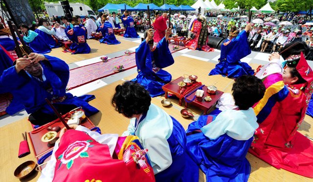 제40회 어버이날인 8일 '2012 아이 러브 카네이션 어버이 축제'가 2만여명의 지역 어르신들이 참가해 인천시 부평구 부평공원에서 열린 가운데 중앙무대에서 금혼식을 겸한 어르신들의 전통 혼례식이 열리고 있다. 장용준기자 jyjun@kyeonggi.com