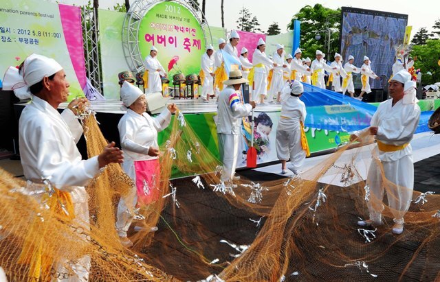 8일 '2012 아이 러브 카네이션 어버이 축제'가 열린 인천시 부평구 부평공원에서 시니어 예술경연 대회에 참가한 전남 곡성 옥과면 주민자치센터 어르신들이 열정적인 '난타속에 뱃노래' 공연을 펼치고 있다. 장용준기자 jyjun@kyeonggi.com