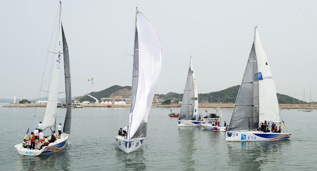 2012 경기국제보트쇼 및 코리아매치컵 세계요트대회를 하루 앞둔 29일 경기 화성 전곡항에서 프로암 대회가 펼쳐져 요트들이 물살을 가르며 실력을 겨루고 있다. 프로암대회는 프로선수와 아마추어, 대회 관계자들이 함께 팀을 이뤄 펼치는 경기다. 추상철기자 scchoo@kyeonggi.com