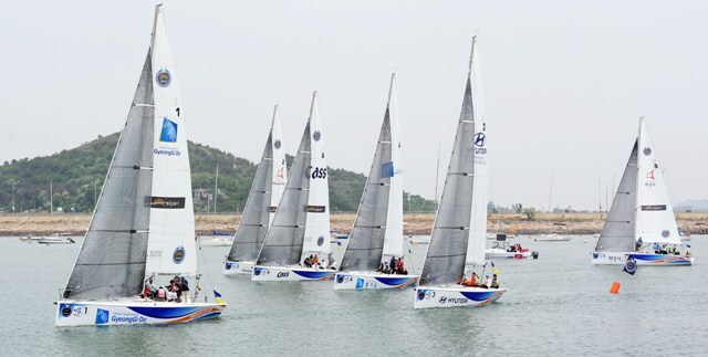2012 경기국제보트쇼 및 코리아매치컵 세계요트대회를 하루 앞둔 29일 경기 화성 전곡항에서 프로암 대회가 펼쳐져 요트들이 물살을 가르며 실력을 겨루고 있다. 프로암대회는 프로선수와 아마추어, 대회 관계자들이 함께 팀을 이뤄 펼치는 경기다. 추상철기자 scchoo@kyeonggi.com
