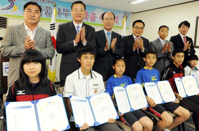 29일 경기일보 중회의실에서 열린 경기일보 육상꿈나무 장학금 수여식에서 임창열 경기일보 대표이사 회장과 허영호 경기도육상연맹 회장, 국민마라토너 이봉주 선수 등이 장학금을 전달받은 육상꿈나무와 함께 기념촬영을 하고 있다. 추상철기자 scchoo@kyeonggi.com