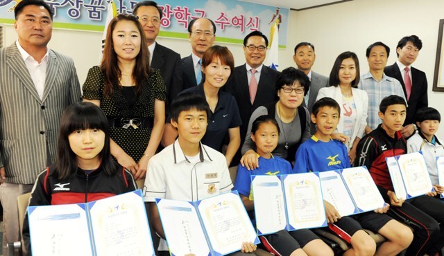 29일 경기일보 중회의실에서 열린 경기일보 육상꿈나무 장학금 수여식에서 임창열 경기일보 대표이사 회장과 허영호 경기도육상연맹 회장, 국민마라토너 이봉주 선수 등이 장학금을 전달받은 육상꿈나무와 함께 기념촬영을 하고 있다. 추상철기자 scchoo@kyeonggi.com