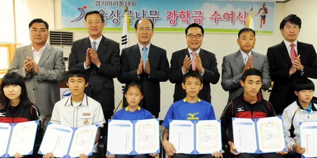 29일 경기일보 중회의실에서 열린 경기일보 육상꿈나무 장학금 수여식에서 임창열 경기일보 대표이사 회장과 허영호 경기도육상연맹 회장, 국민마라토너 이봉주 선수 등이 장학금을 전달받은 육상꿈나무와 함께 기념촬영을 하고 있다. 추상철기자 scchoo@kyeonggi.com