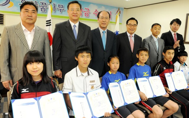 29일 경기일보 중회의실에서 열린 경기일보 육상꿈나무 장학금 수여식에서 임창열 경기일보 대표이사 회장과 허영호 경기도육상연맹 회장, 국민마라토너 이봉주 선수 등이 장학금을 전달받은 육상꿈나무와 함께 기념촬영을 하고 있다. 추상철기자 scchoo@kyeonggi.com