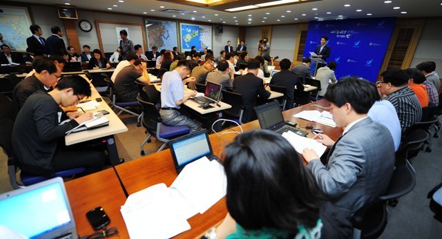 30일 인천시 재정위기 극복을 위한 기자회견이 열린 인천시청 영상회의실에서 좌석을 가득 메운 취재진들이 송영길 인천시장이 회견문을 경청하고 있다. 장용준기자 jyjun@kyeonggi.com