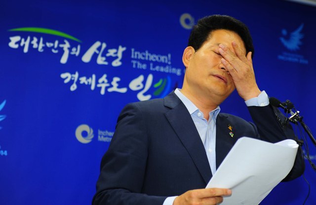 30일 인천시 재정위기 극복을 위한 기자회견이 열린 인천시청 영상회의실에서 회견문을 낭독하던 송영길 인천시장이 땀을 닦아내며 곤혹스런 표정을 짓고있다. 장용준기자 jyjun@kyeonggi.com