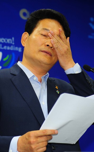 30일 인천시 재정위기 극복을 위한 기자회견이 열린 인천시청 영상회의실에서 회견문을 낭독하던 송영길 인천시장이 땀을 닦아내며 곤혹스런 표정을 짓고있다. 장용준기자 jyjun@kyeonggi.com