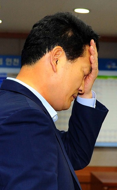 30일 인천시 재정위기 극복을 위한 기자회견이 열린 인천시청 영상회의실에서 회견문을 낭독하던 송영길 인천시장이 땀을 닦아내며 곤혹스런 표정을 짓고있다. 장용준기자 jyjun@kyeonggi.com