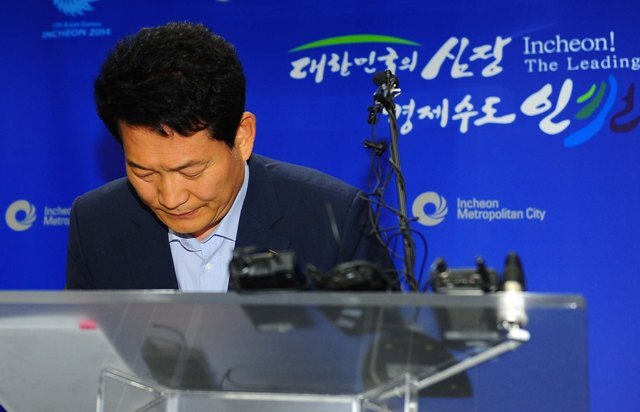 30일 인천시 재정위기 극복을 위한 기자회견이 열린 인천시청 영상회의실에서 송영길 인천시장이 회견에 앞서 허리 숙여 인사를 하고 있다. 장용준기자 jyjun@kyeonggi.com