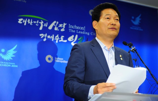 30일 인천시 재정위기 극복을 위한 기자회견이 열린 인천시청 영상회의실에서 회견문을 낭독하는 송영길 인천시장이 취재진의 카메라 후레쉬 세례를 받고있다. 장용준기자 jyjun@kyeonggi.com