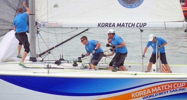 2012 경기국제보트쇼 및 코리아매치컵 세계요트대회 개막식이 열린 30일 화성 전곡항에서 세계 각국 요트 선수들이 실력을 겨루고 있다. 추상철기자 scchoo@kyeonggi.com
