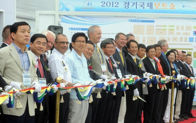 2012 경기국제보트쇼 및 코리아매치컵 세계요트대회 개막식이 열린 30일 화성 전곡항에서 김문수 경기도지사를 비롯한 허재안 경기도의회 의장, 채인석 화성시장, 김철민 안산시장 등 국내외 내빈들이 개막을 알리는 테이프 커팅을 하고 있다. 추상철기자 scchoo@kyeonggi.com