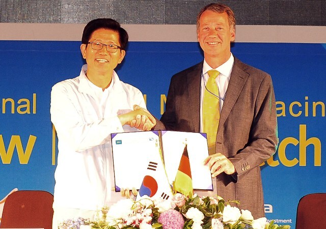2012 경기국제보트쇼 및 코리아매치컵 세계요트대회 개막식이 열린 30일 화성 전곡항에서 세계 각국 요트 선수들이 실력을 겨루고 있다. 추상철기자 scchoo@kyeonggi.com