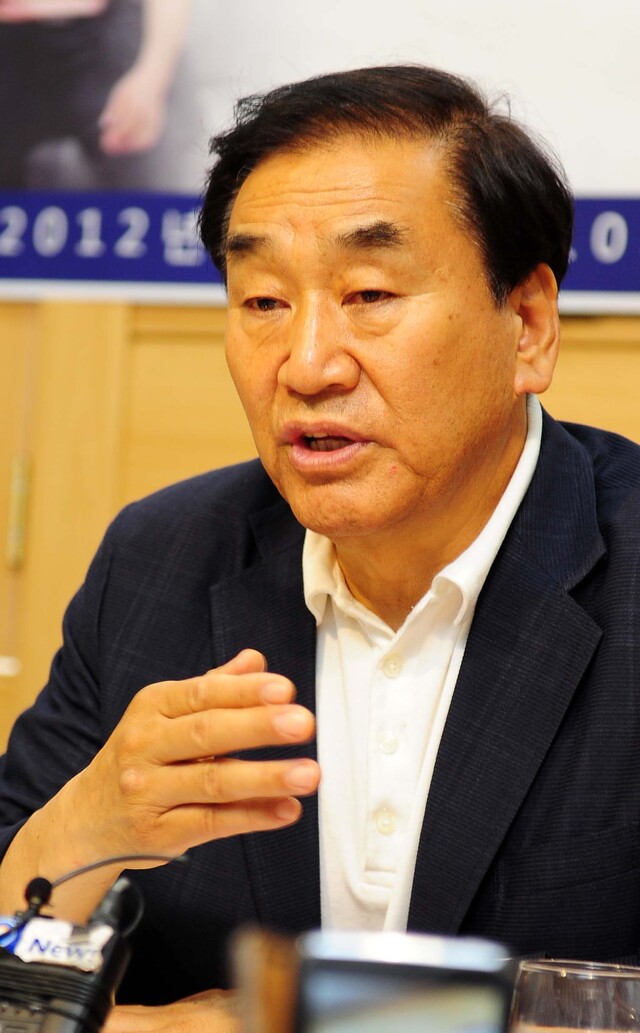 11일 인천을 방문한 이재오 새누리당 대선 예비후보가 인천시청 브리핑룸에서 대선 후보 완전 국민 경선제를 요구하는 기자 간담회를 갖고 있다./장용준기자 jyjun@kyeonggi.com