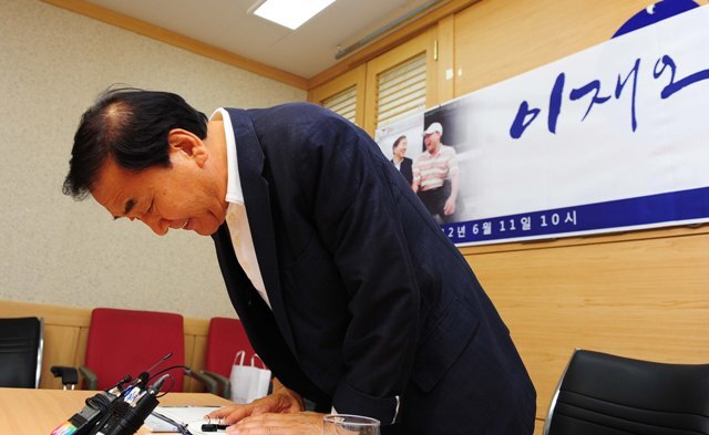 11일 인천을 방문한 이재오 새누리당 대선 예비후보가 인천시청 브리핑룸에서 대선 후보 완전 국민 경선제를 요구하는 기자 간담회를 갖고 있다. 장용준기자 jyjun@kyeonggi.com