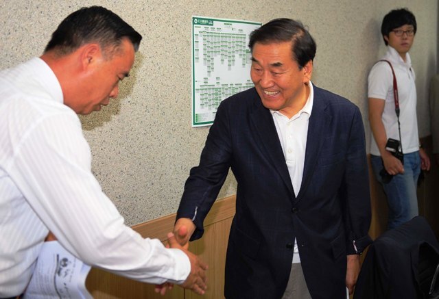 11일 인천을 방문한 이재오 새누리당 대선 예비후보가 기자간담회를 위해 인천시청 브리핑룸에 입장해 기자들과 인사를 나누고 있다. 장용준기자 jyjun@kyeonggi.com