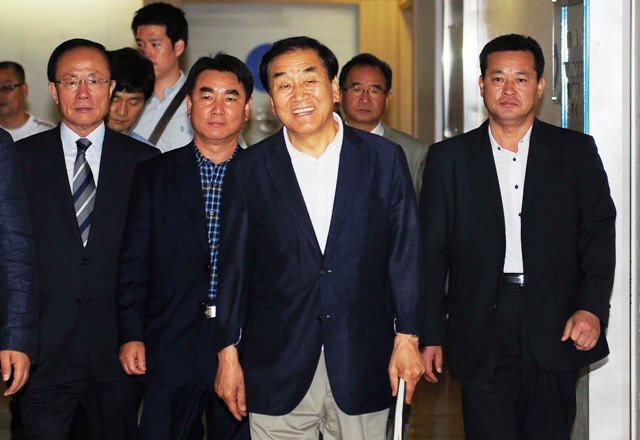 11일 인천을 방문한 이재오 새누리당 대선 예비후보가 기자간담회를 위해 인천시청 브리핑룸으로 들어서고 있다. 장용준기자 jyjun@kyeonggi.com