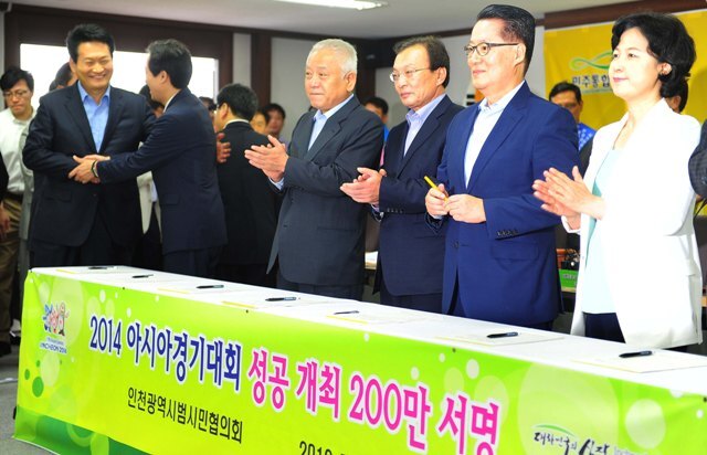18일 민주통합당 최고위원회의가 열린 인천시 서구 인천 아시안게임 주경기장 건설현장사무소에서 개회에 알서 민주통합당 이해찬 대표와 박지원 원내대표를 비롯한 최고위원들이 2014 인천아시안게임 성공개최를 위한 2백만 서명부에 단체서명을 마치자, 송영길 인천시장이 감사의 인사를 하고 있다. 장용준기자 jyjun@kyeonggi.com