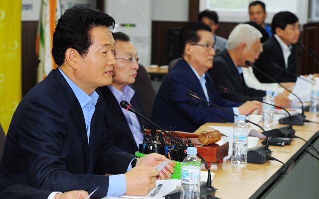18일 민주통합당 최고위원회의가 열린 인천시 서구 인천 아시안게임 주경기장 건설현장사무소에서 송영길 인천시장이 정부의 국고지원 당위성에 대한 발언을 하고 있다. 장용준기자 jyjun@kyeonggi.com
