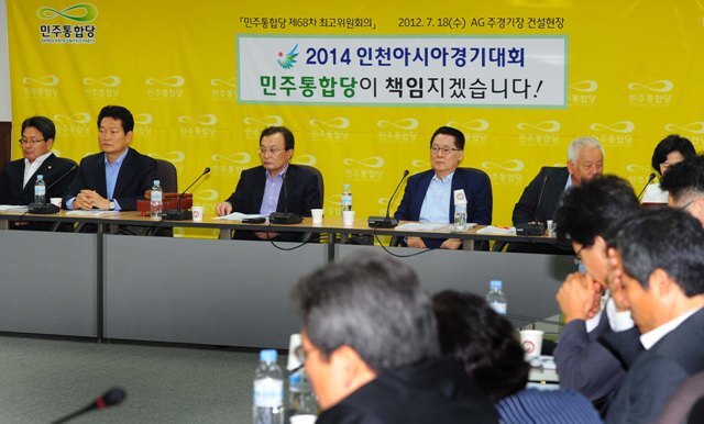 18일 민주통합당 최고위원회의가 열린 인천시 서구 인천 아시안게임 주경기장 건설현장사무소에서 민주통합당 이해찬대표와 박지원 원내대표, 송영길 인천시장이 최고위원들의 발언을 경청하고 있다. 장용준기자 jyjun@kyeonggi.com