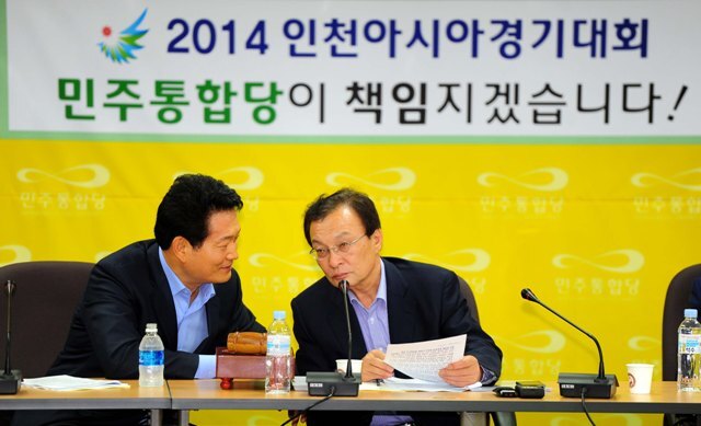 18일 민주통합당 최고위원회의가 열린 인천시 서구 인천 아시안게임 주경기장 건설현장사무소에서 민주통합당 이해찬대표와 송영길 인천시장이 이야기를 나누고 있다. 장용준기자 jyjun@kyeonggi.com