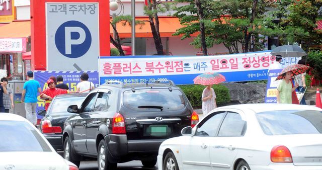 대형마트와 기업형수퍼마켓(SSM) 등 대형 유통업체들이 '지방자치단체의 영업시간 제한과 의무휴업일 지정 처분을 정지해 달라'며 법원에 낸 집행정치 가처분신청이 받아들여짐에 따라 휴일 영업이 재개된 22일 수원의 한 대형유통매장을 찾은 고객들의 차량이 주차장으로 들어가고 있다. 전형민기자 hmjeon@kyeonggi.com