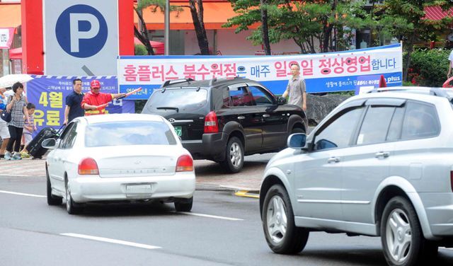 대형마트와 기업형수퍼마켓(SSM) 등 대형 유통업체들이 '지방자치단체의 영업시간 제한과 의무휴업일 지정 처분을 정지해 달라'며 법원에 낸 집행정치 가처분신청이 받아들여짐에 따라 휴일 영업이 재개된 22일 수원의 한 대형유통매장을 찾은 고객들의 차량이 주차장으로 들어가고 있다. 전형민기자 hmjeon@kyeonggi.com