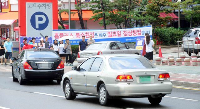 대형마트와 기업형수퍼마켓(SSM) 등 대형 유통업체들이 '지방자치단체의 영업시간 제한과 의무휴업일 지정 처분을 정지해 달라'며 법원에 낸 집행정치 가처분신청이 받아들여짐에 따라 휴일 영업이 재개된 22일 수원의 한 대형유통매장을 찾은 고객들의 차량이 주차장으로 들어가고 있다. 전형민기자 hmjeon@kyeonggi.com