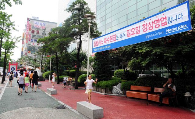 대형마트와 기업형수퍼마켓(SSM) 등 대형 유통업체들이 '지방자치단체의 영업시간 제한과 의무휴업일 지정 처분을 정지해 달라'며 법원에 낸 집행정치 가처분신청이 받아들여짐에 따라 휴일 영업이 재개된 22일 수원의 한 대형유통매장에 매주 일요일에도 정상영업을 한다는 현수막이 나붙어 있다. 전형민기자 hmjeon@kyeonggi.com