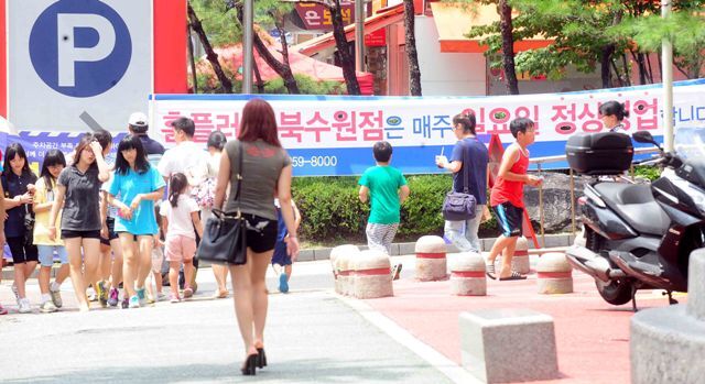 대형마트와 기업형수퍼마켓(SSM) 등 대형 유통업체들이 '지방자치단체의 영업시간 제한과 의무휴업일 지정 처분을 정지해 달라'며 법원에 낸 집행정치 가처분신청이 받아들여짐에 따라 휴일 영업이 재개된 22일 수원의 한 대형유통매장에 매주 일요일에도 정상영업을 한다는 현수막이 나붙어 있다. 전형민기자 hmjeon@kyeonggi.com