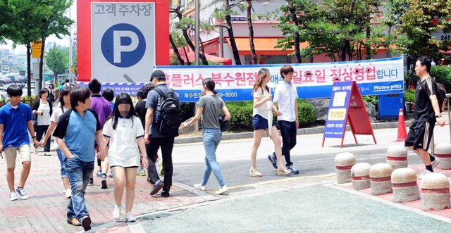 대형마트와 기업형수퍼마켓(SSM) 등 대형 유통업체들이 '지방자치단체의 영업시간 제한과 의무휴업일 지정 처분을 정지해 달라'며 법원에 낸 집행정치 가처분신청이 받아들여짐에 따라 휴일 영업이 재개된 22일 수원의 한 대형유통매장에 매주 일요일에도 정상영업을 한다는 현수막이 나붙어 있다. 전형민기자 hmjeon@kyeonggi.com