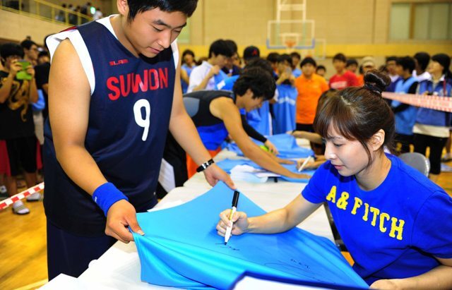 11일 2012 과천 토리배 3on3 길거리 농구대회 개막식 행사가 열린 과천 관문체육관에서 참가 선수들이 유니폼에 안산 신한은행 에스버드 여자 농구단 선수들의 싸인을 받아 가고 있다. 장용준기자 jyjun@kyeonggi.com