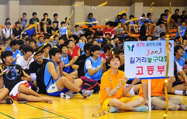 11일 2012 과천 토리배 3on3 길거리 농구대회 개막식 행사가 열린 과천 관문체육관에서 참가 선수들이 개회선언에 환호성을 지르고 있다. 장용준기자 jyjun@kyeonggi.com