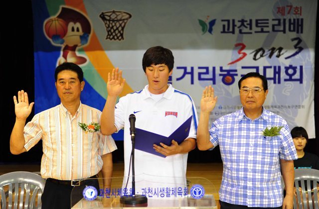 11일 2012 과천 토리배 3on3 길거리 농구대회 개막식 행사가 열린 과천 관문체육관에서 참가 대표선수와 여인국 과천시장, 임창열 경기일보 대표이사 회장이 페어플레이와 공정한 경기운영을 다짐하는 선서를 하고 있다. 장용준기자 jyjun@kyeonggi.com