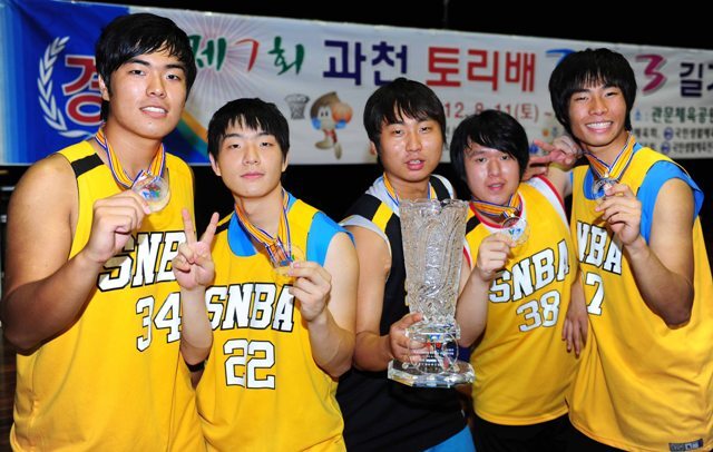 12일 2012 과천 토리배 3on3 길거리 농구대회 고등부 우승팀인 성남의 'SNBA' 선수들이 승리의 포즈를 취하고 있다. 장용준기자 jyjun@kyeonggi.com