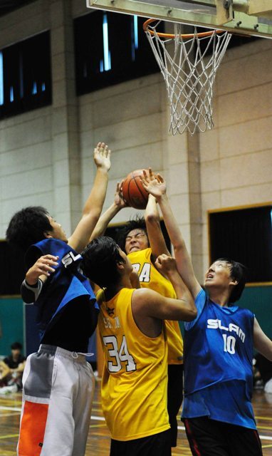 12일 2012 과천 토리배 3on3 길거리 농구대회 이틀째 경기가 열린 과천시 과천고등학교 체육관에서 고등부 결승전에 진출한 성남의 'SNBA'와 시흥의 'NOS1' 선수들이 볼을 다투고 있다. 장용준기자 jyjun@kyeonggi.com