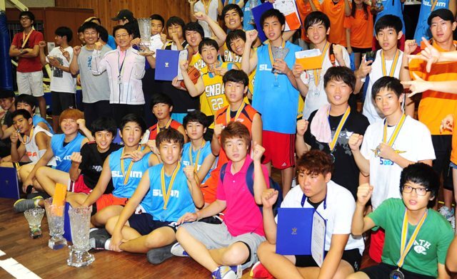 12일 2012 과천 토리배 3on3 길거리 농구대회 폐막식 및 시상식이 열린 과천시 과천고등학교 체육관에서 시상식을 마친 참가 선수들이 화이팅을 외치며 기념촬영을 하고 있다. 장용준기자 jyjun@kyeonggi.com