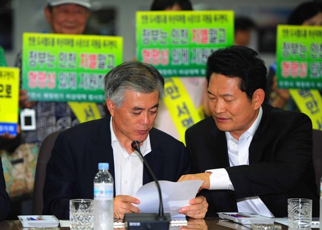 16일 인천시를 방문한 민주통합당 대선 경선 주자인 문재인 후보가 서구 2014인천아시안게임 주경기장 건설현장에서 인천시 재정위기 비상대책범시민협의회 대표단과 간담회 도중 송영길 인천시장에게 현안에 대한 이야기를 나누고 있다. 장용준기자 jyjun@kyeonggi.com