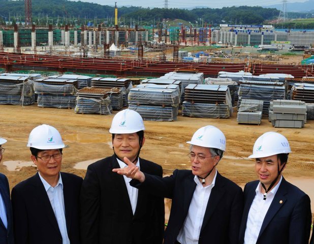 16일 인천시를 방문한 민주통합당 대선 경선 주자인 문재인 후보가 서구 2014인천아시안게임 주경기장 건설현장에서 송영길 인천시장에게 공사현안에 대한 질의를 하고 있다. 장용준기자 jyjun@kyeonggi.com