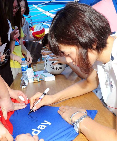 18일 수원실내체육관에서 '2012 수원컵 프로배구대회' 개막식 식전행사로 열린 런던올림픽에서 4강에 진출한 국가대표 여자배구팀의 팬 사인회에서 김연경 등 국가대표 선수들이 팬들에게 사인을 해주고 있다. 전형민기자 hmjeon@kyeonggi.com