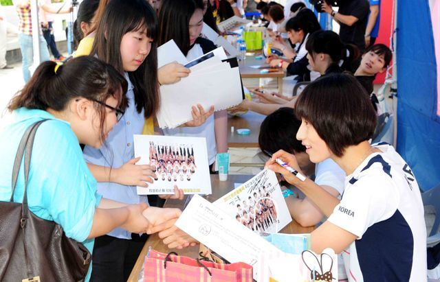 18일 수원실내체육관에서 '2012 수원컵 프로배구대회' 개막식 식전행사로 열린 런던올림픽에서 4강에 진출한 국가대표 여자배구팀의 팬 사인회에서 김연경 등 국가대표 선수들이 팬들에게 사인을 해주고 있다. 전형민기자 hmjeon@kyeonggi.com