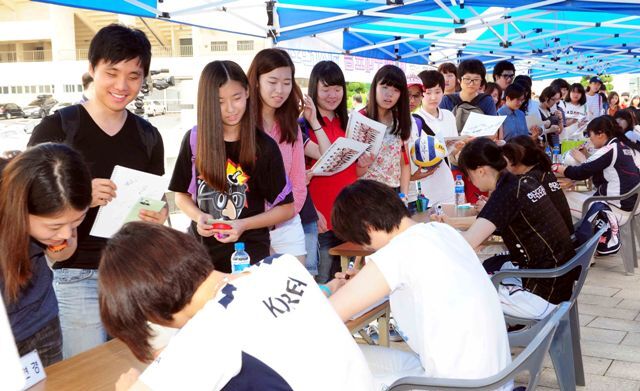 18일 수원실내체육관에서 '2012 수원컵 프로배구대회' 개막식 식전행사로 열린 런던올림픽에서 4강에 진출한 국가대표 여자배구팀의 팬 사인회에서 김연경 등 국가대표 선수들이 팬들에게 사인을 해주고 있다. 전형민기자 hmjeon@kyeonggi.com