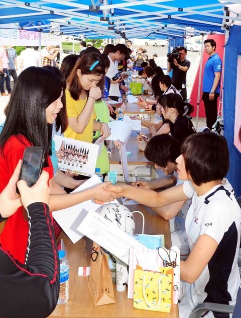 18일 수원실내체육관에서 '2012 수원컵 프로배구대회' 개막식 식전행사로 열린 런던올림픽에서 4강에 진출한 국가대표 여자배구팀의 팬 사인회에서 김연경선수가 팬들과 악수를 하고 있다. 전형민기자 hmjeon@kyeonggi.com