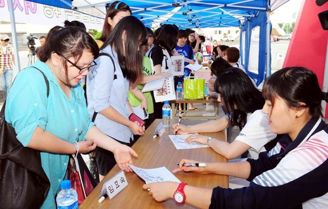 18일 수원실내체육관에서 '2012 수원컵 프로배구대회' 개막식 식전행사로 열린 런던올림픽에서 4강에 진출한 국가대표 여자배구팀의 팬 사인회에서 임효숙선수가 팬들에게 사인을 해주고 있다. 전형민기자 hmjeon@kyeonggi.com