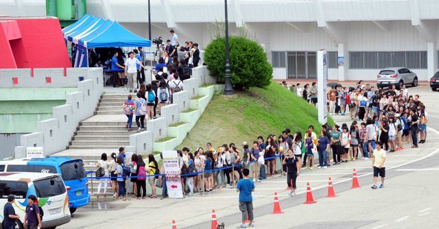 18일 수원실내체육관에서 '2012 수원컵 프로배구대회' 개막식 식전행사로 열린 런던올림픽에서 4강에 진출한 국가대표 여자배구팀의 팬 사인회에서 팬들이 대표선수들의 사인을 받기 위해 길게 줄지어 순서를 기다리고 있다. 전형민기자 hmjeon@kyeonggi.com