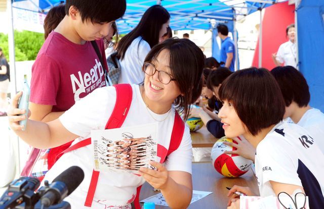 18일 수원실내체육관에서 '2012 수원컵 프로배구대회' 개막식 식전행사로 열린 런던올림픽에서 4강에 진출한 국가대표 여자배구팀의 팬 사인회에서 김연경선수가 팬들과 기념촬영을 하고 있다. 전형민기자 hmjeon@kyeonggi.com